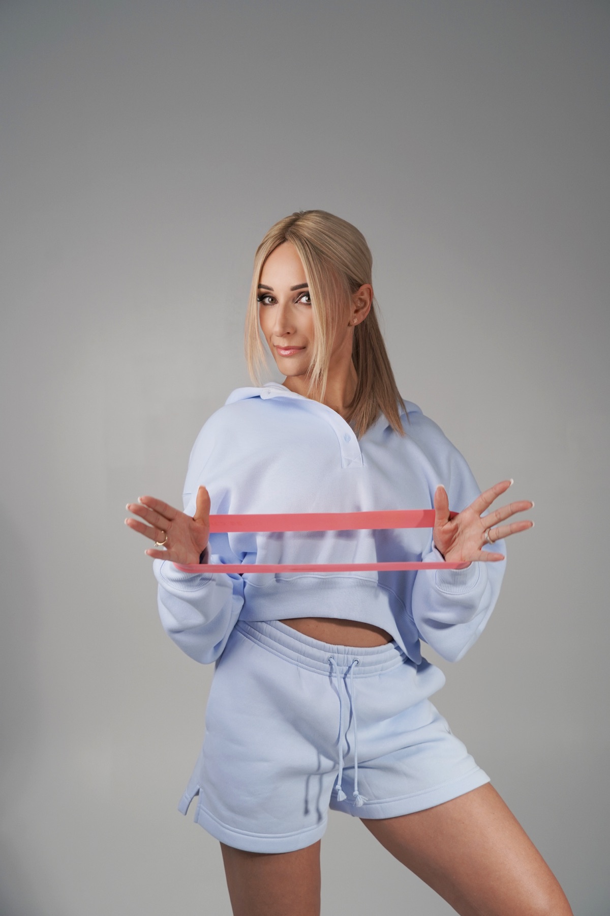 Alicja podczas treningu z gumą oporową