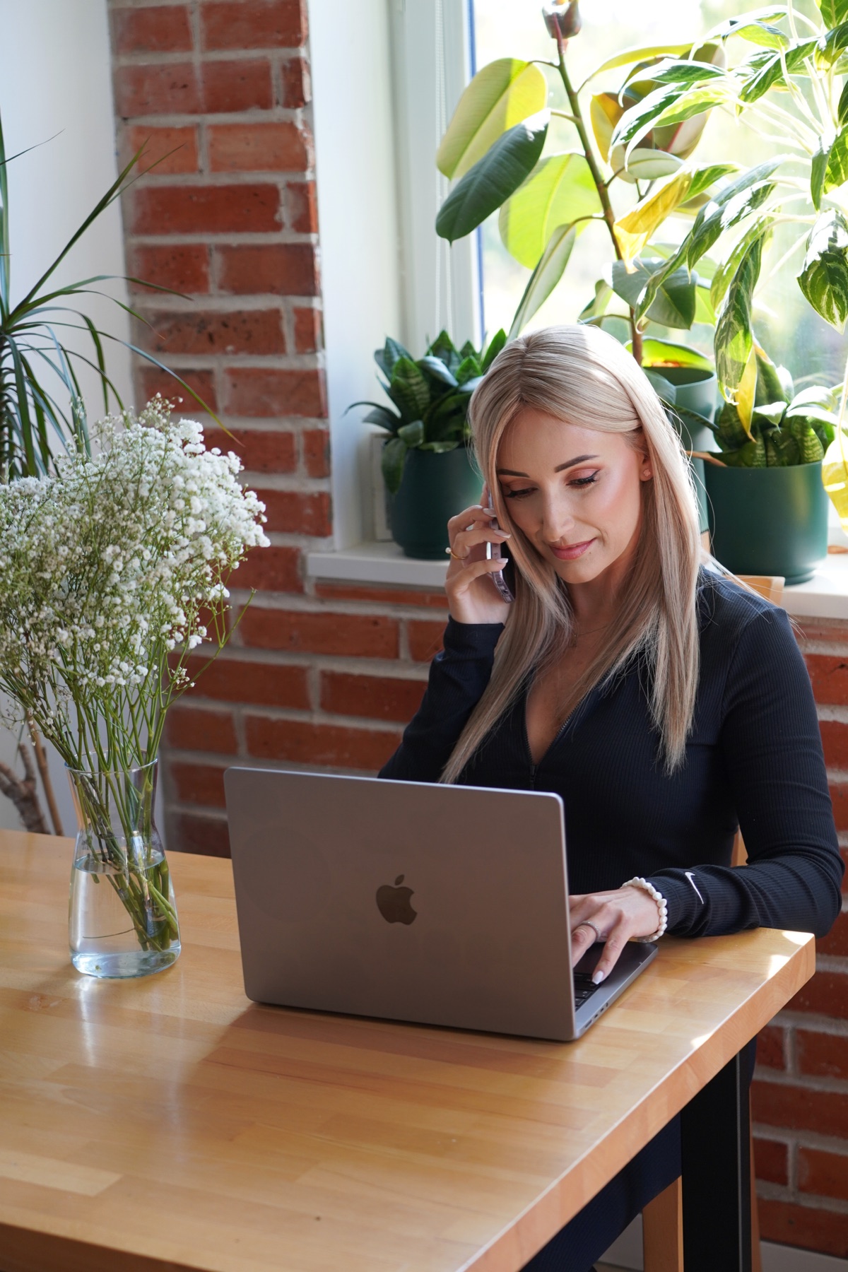 Alicja Jaros przy laptopie